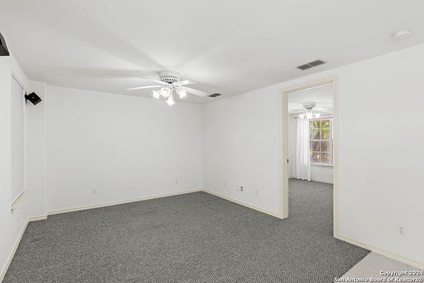 Empty room, Interior