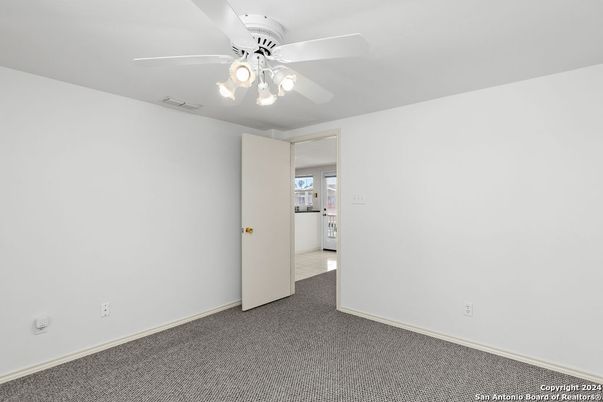 Empty room, Interior
