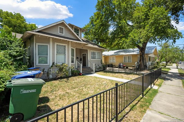 Exterior, Facade, American Foursquare