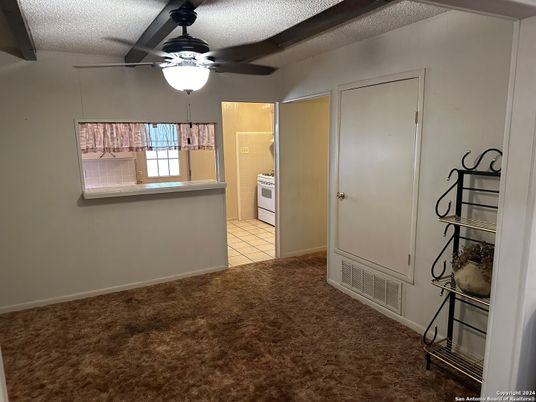 Empty room, Interior