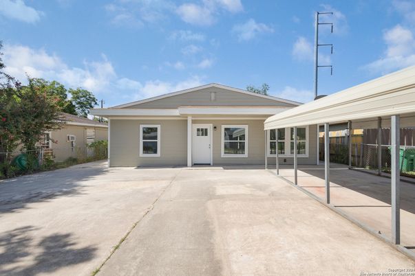 Exterior, Facade, Ranch