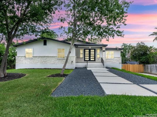 Backyard, Exterior, Facade, Ranch