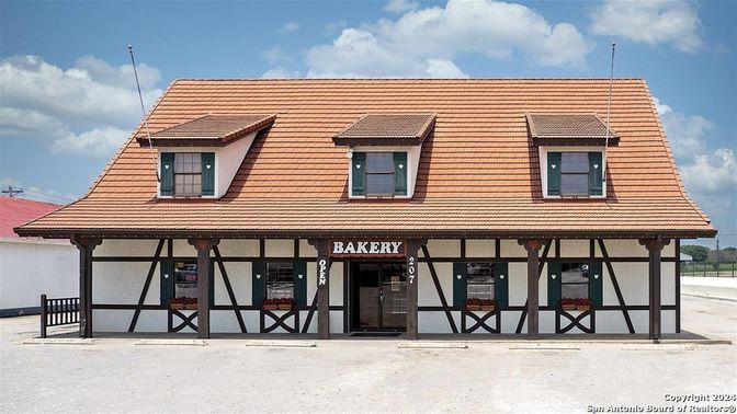 Exterior, Facade, Cape Cod