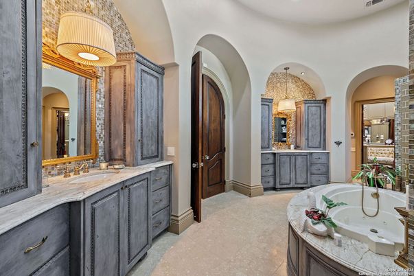 Bathroom, Dual Sink Vanities, Interior, Recessed Lighting