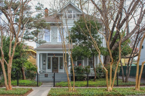 Exterior, Facade, American Foursquare