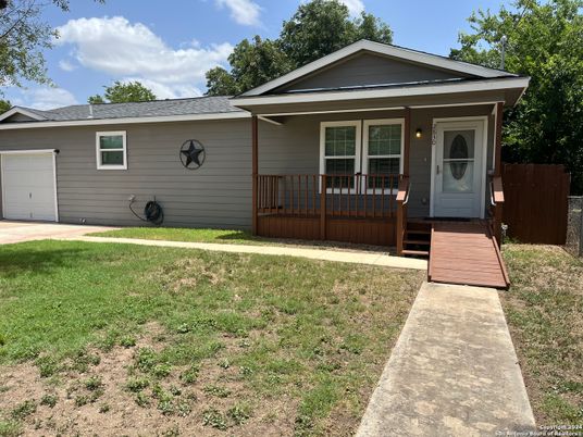 Exterior, Facade, Ranch
