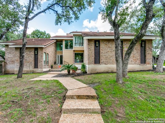 Exterior, Facade, Brick Facade, Ranch