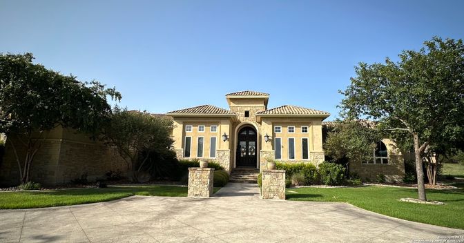 Exterior, Facade, Mediterranean