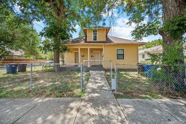 Exterior, Facade, American Foursquare