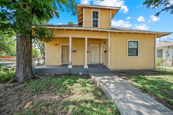 Exterior, Facade, American Foursquare