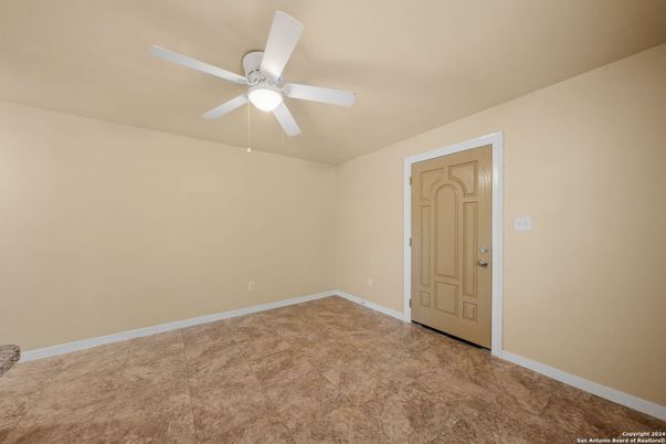 Empty room, Interior