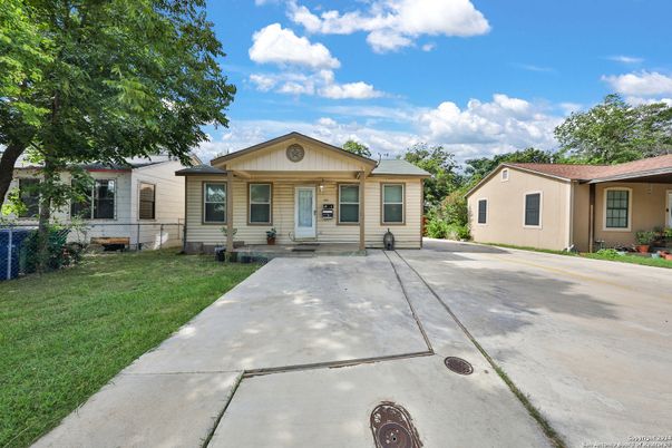 Exterior, Facade, Ranch