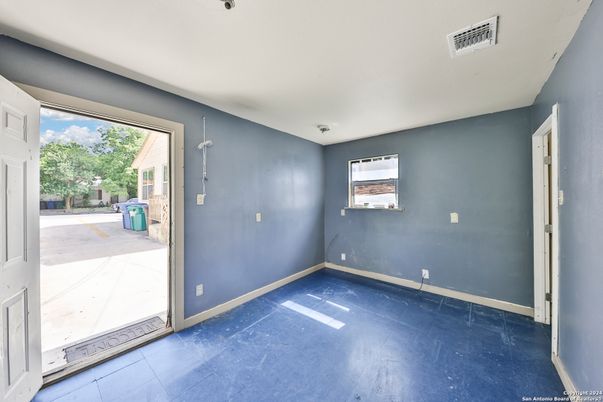 Empty room, Interior