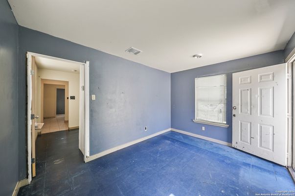 Empty room, Interior