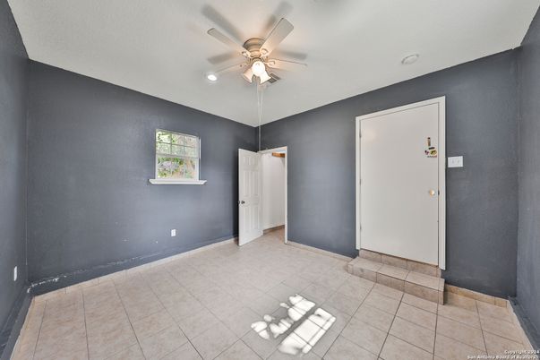 Empty room, Interior