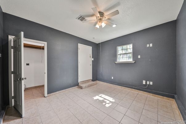 Empty room, Interior