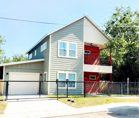 Attached, Exterior, Facade, Farmhouse
