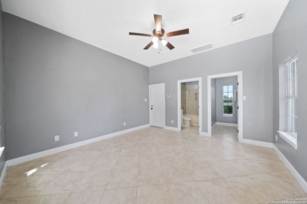 Empty room, Interior