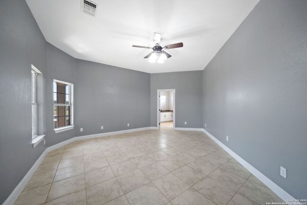 Empty room, Interior