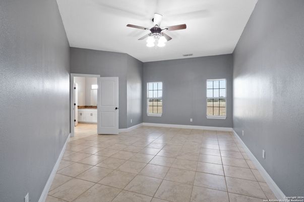 Empty room, Interior