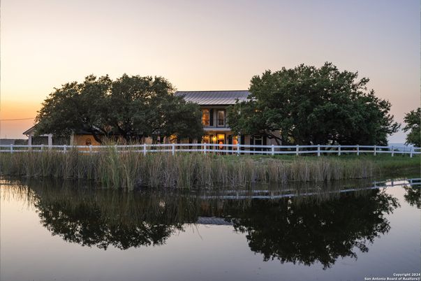 Exterior, Lake