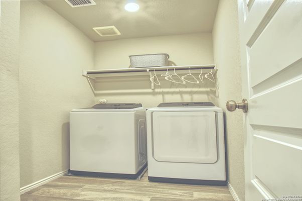 Interior, Recessed Lighting, Washer, Wood Texture Flooring