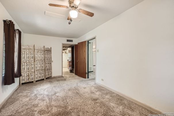 Empty room, Interior