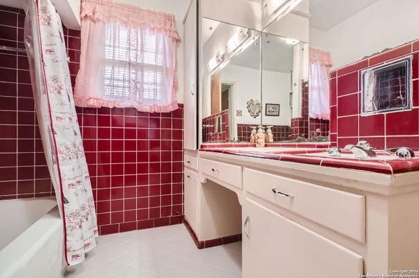 Bathroom, Interior, Tile Countertops