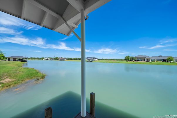 Exterior, Lake