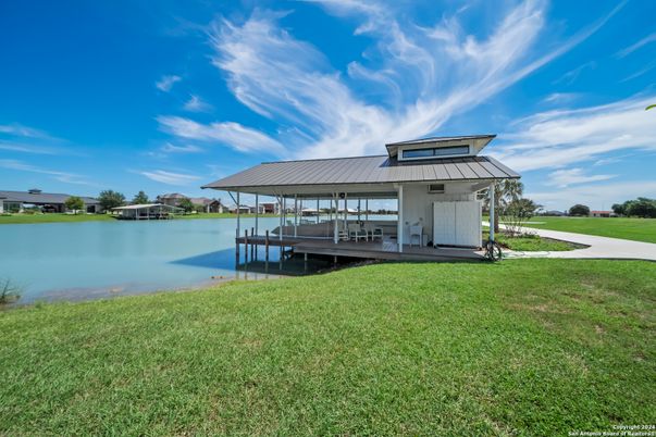 Exterior, Lake