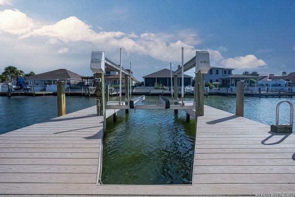 Exterior, Lake