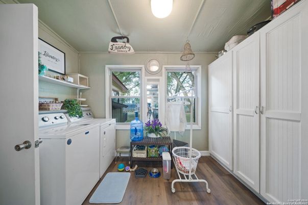 Interior, Washer, Wood Texture Flooring