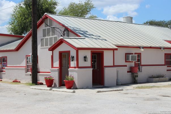 Exterior, Facade, Farmhouse
