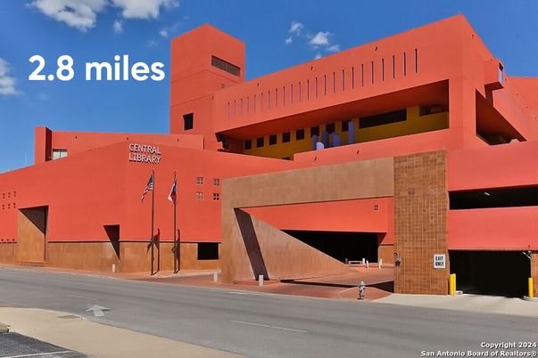 Exterior, Facade, Modern