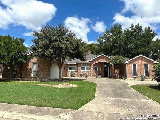 Backyard, Exterior, Facade, Brick Facade, Ranch