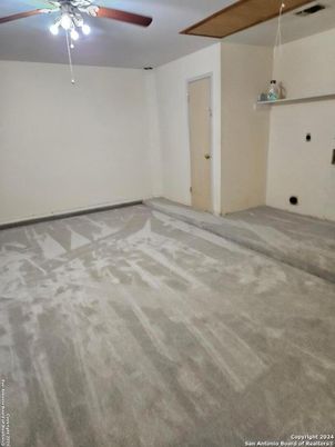 Empty room, Interior