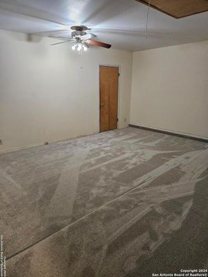 Empty room, Interior