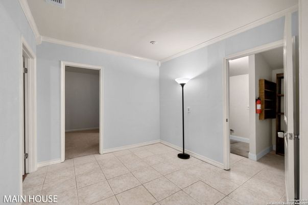 Empty room, Interior