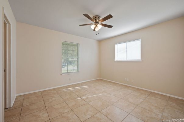 Empty room, Interior