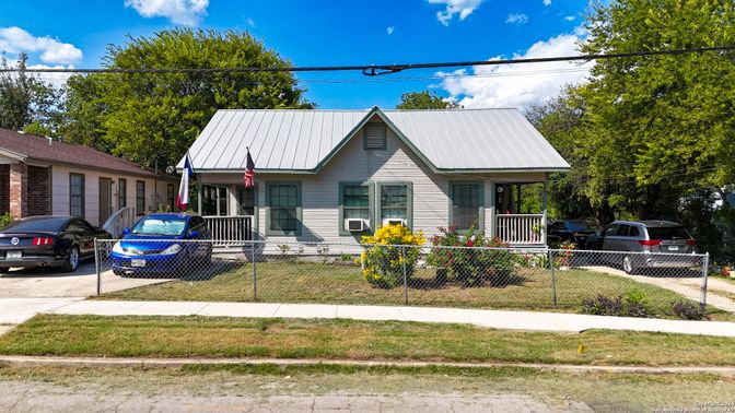 Exterior, Facade, Farmhouse