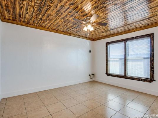 Empty room, Interior, Wooden Ceilings