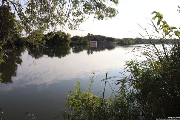 Exterior, Lake