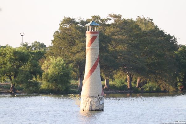 Exterior, Lake