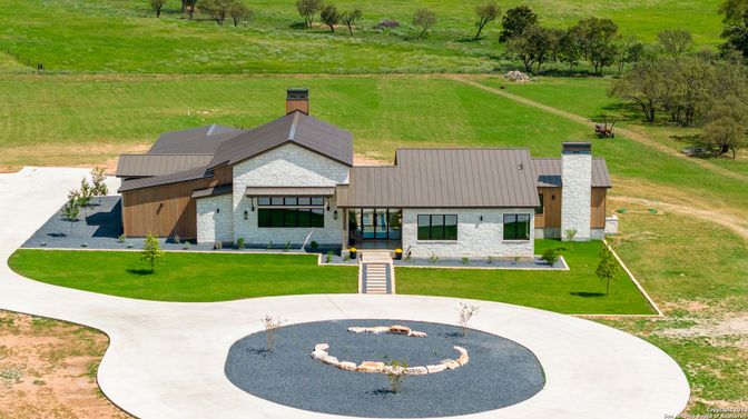 Backyard, Exterior, Facade, Ranch