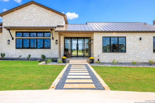 Exterior, Facade, Ranch