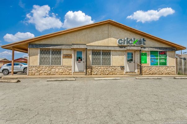 Exterior, Facade, Ranch