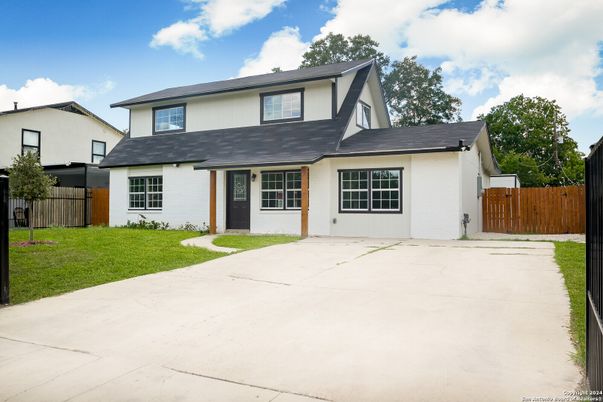Exterior, Facade, Farmhouse