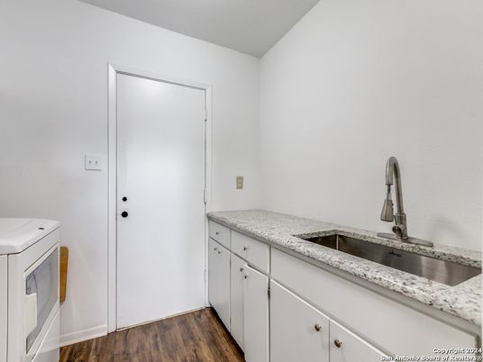 Interior, Washer, Wood Texture Flooring