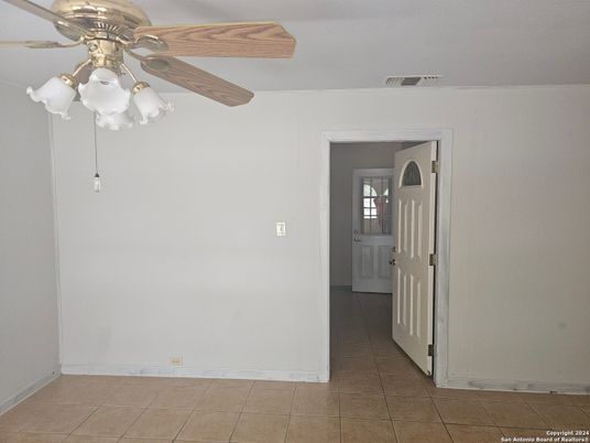 Empty room, Interior