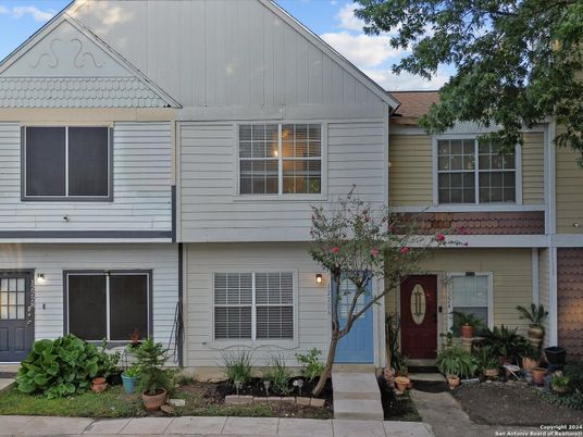 Exterior, Facade, Rowhouse